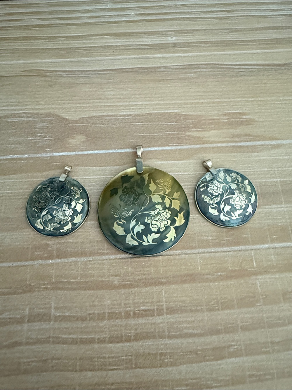Mother of Pearl Floral Inlay Round Pendant Necklace Set  Gold Tone